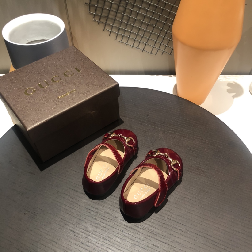 Children's shoes child